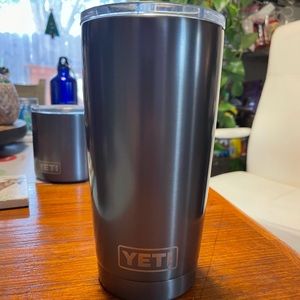 Yeti 20 oz gray silver tumble